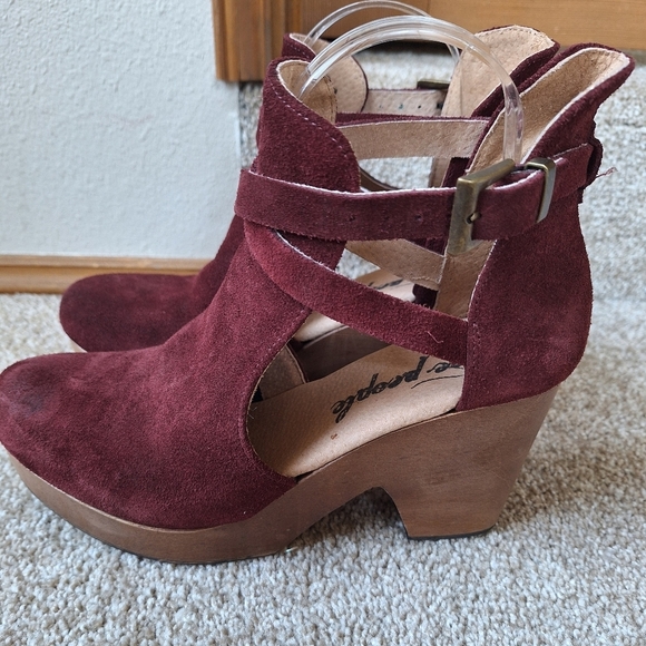 NWOT Free People Cedar Clogs Maroon Suede Buckle Closure Womens Size 8 - Picture 2 of 10